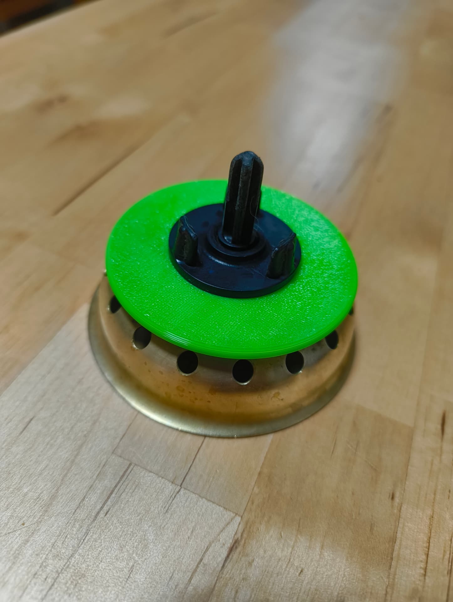 Prototype de joint imprimé en TPU vert installé sur une bonde d'évier